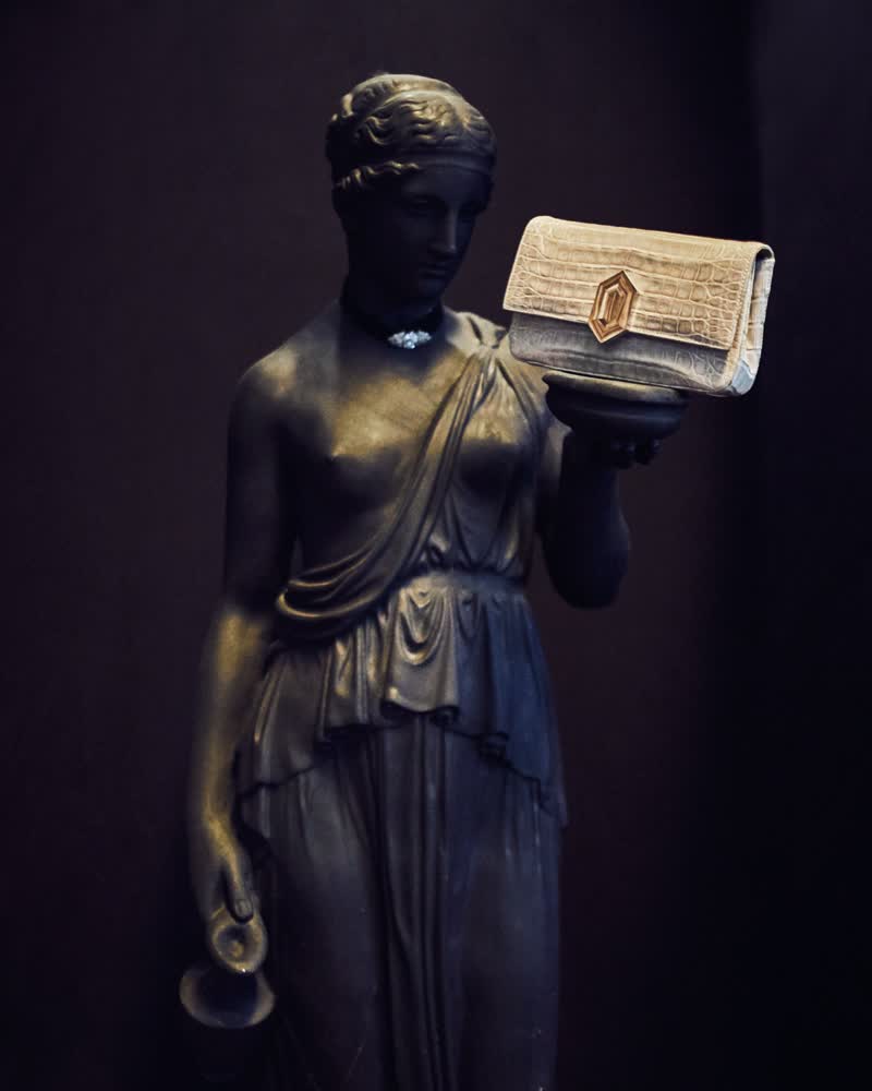 Clutch de la campaña sobre una escultura de bronce