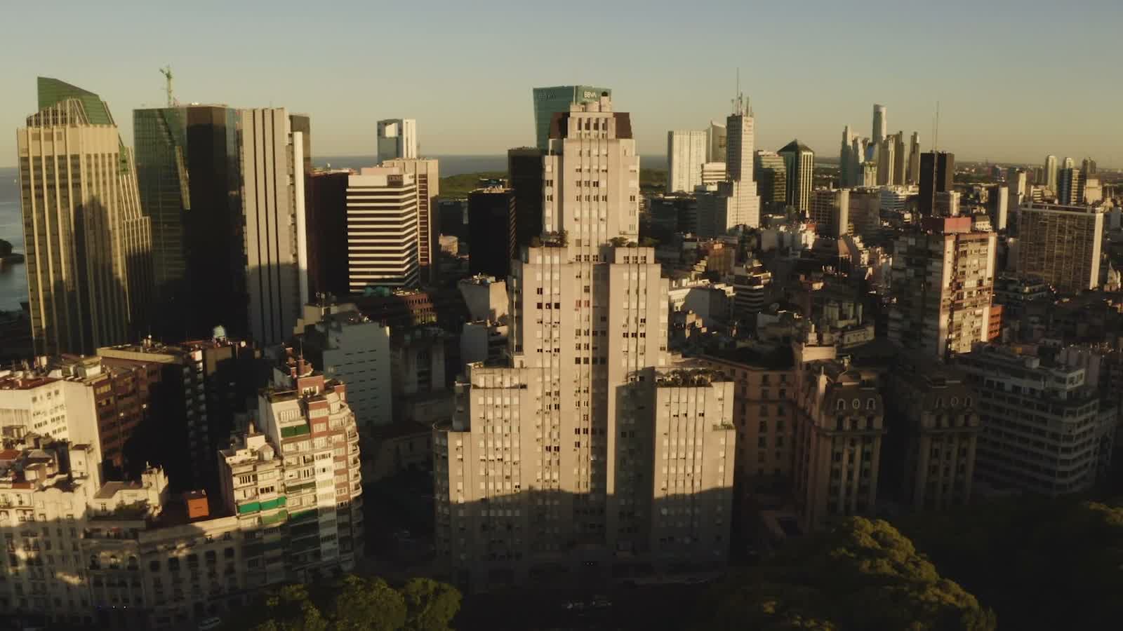Plano aéreo de la ciudad al atardecer